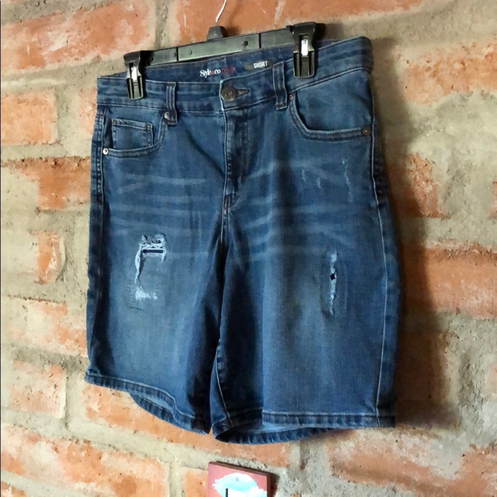 Distressed jeans shorts